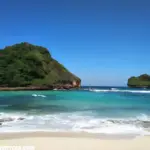 Menikmati Keindahan Pantai Goa Cina Surga Tersembunyi di Tengah Keindahan Alam Indonesia