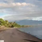 Menikmati Keindahan Pasir Putih dan Air Biru di Pantai Ketapang Lombok