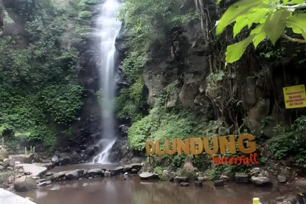 Alamat dan Rute Lokasi Air terjun Dlundung Mojokerto