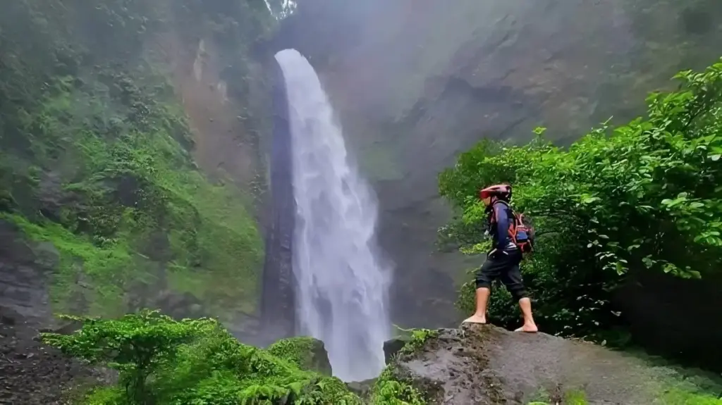 Fasilitas Air Terjun Kabut Pelangi Lumajang