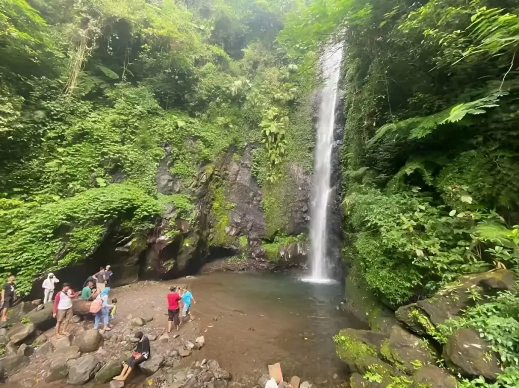 Fasilitas Air Terjun Kakek Bodo Pasuruan