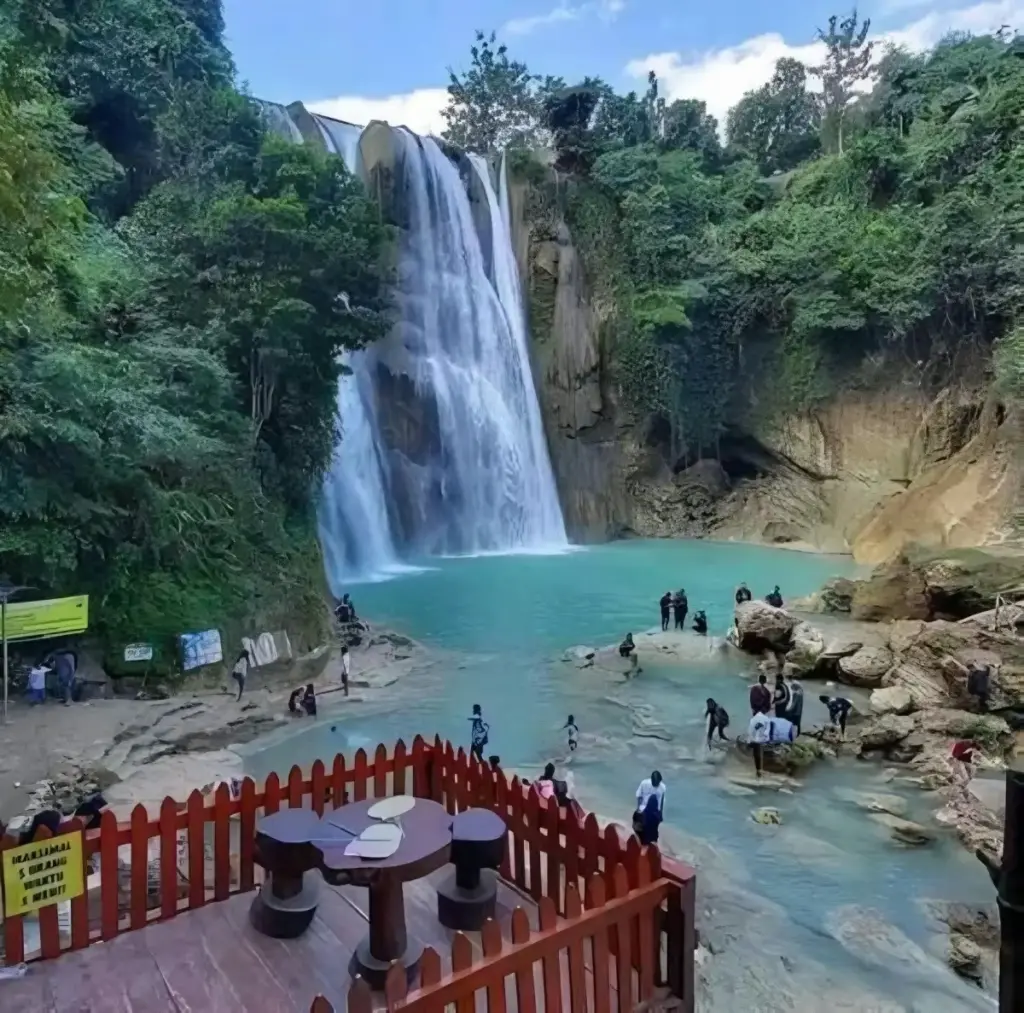 Fasilitas Air Terjun Nglirip Tuban