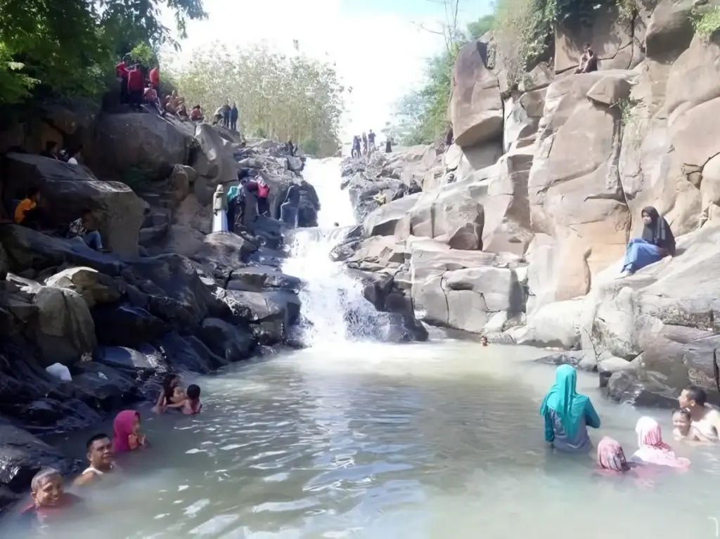 Harga Tiket Masuk Air Terjun Rora Dompu NTB