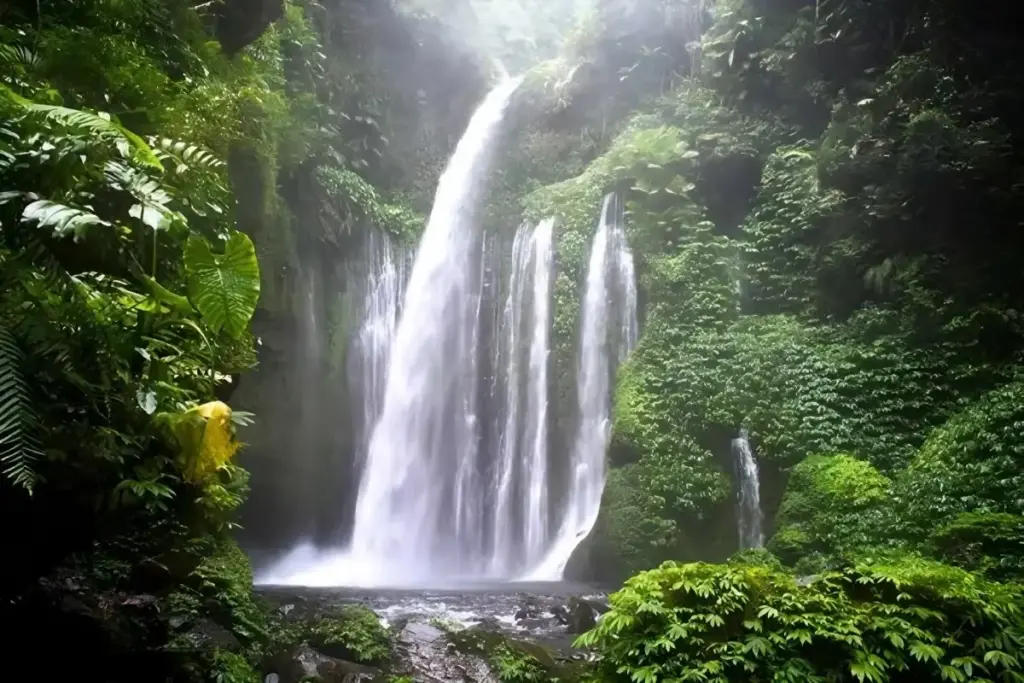 Spot Wisata di Air Terjun Tiu Kelep