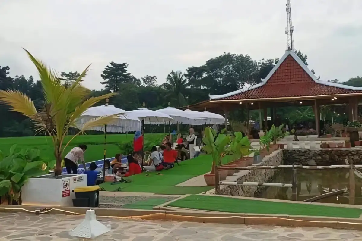 Angkringan Tepi Sawah Bekasi