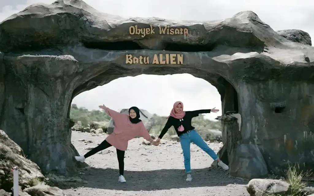 Jam Buka Batu Alien Cangkringan