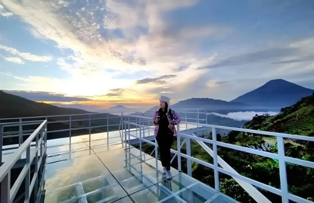 Wisata Batu Angkruk Dieng 8 Menikmati Rest Area dengan pemandangan alam dan kota Wonosobo