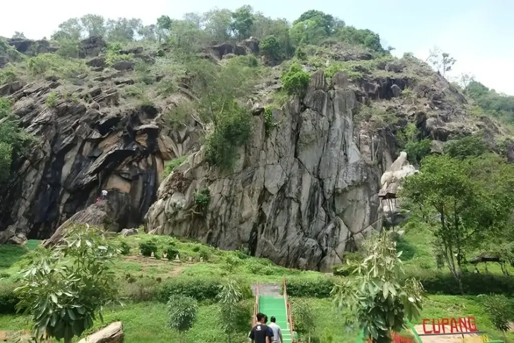 Batu Lawang Cirebon 3 Alamat dan Rute Lokasi